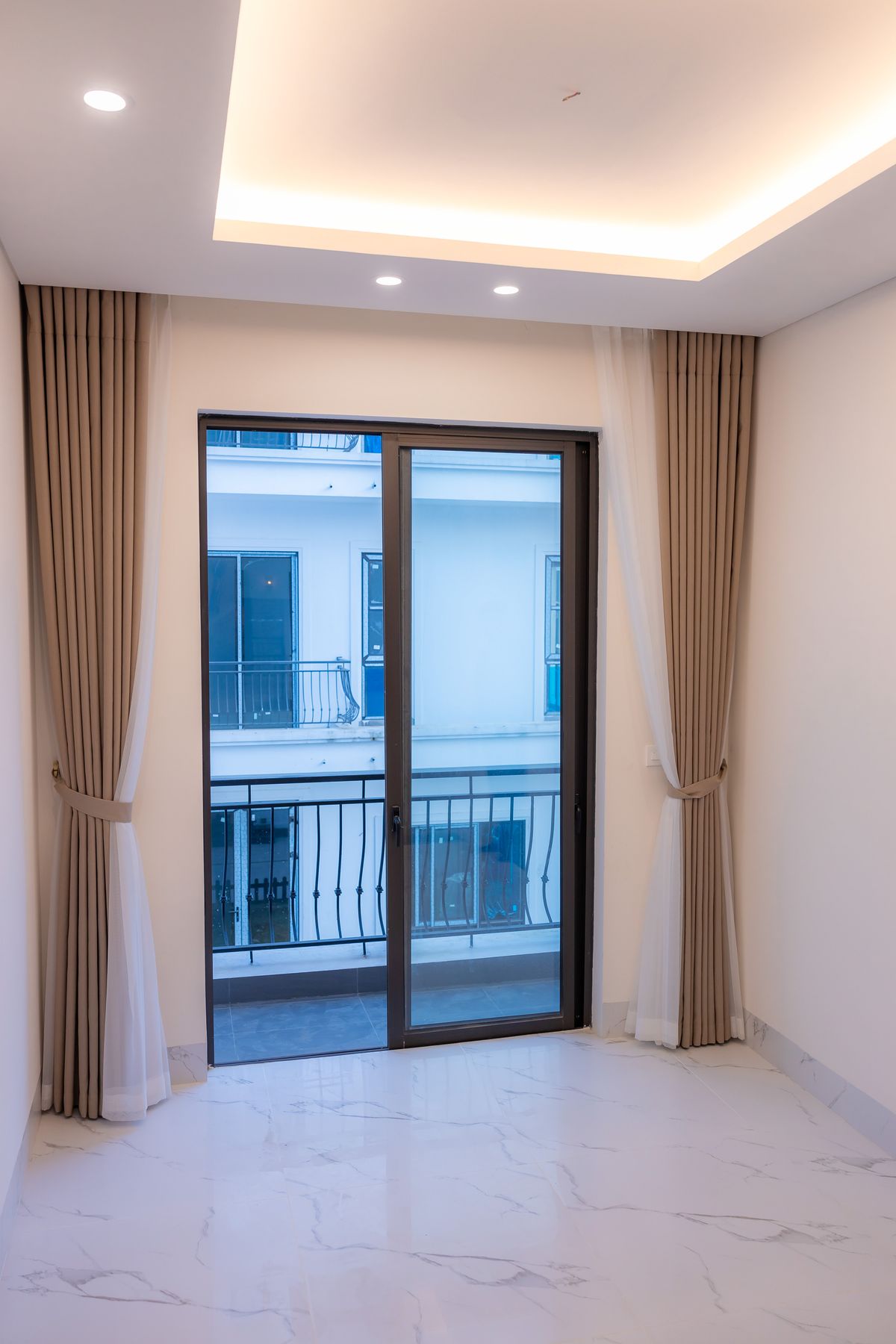Portefinestre in un ambiente architettonico di riferimento